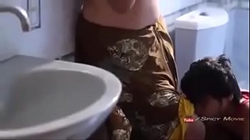 Парнишка поимел мокрую дырочку русской блондинки в большой ванной